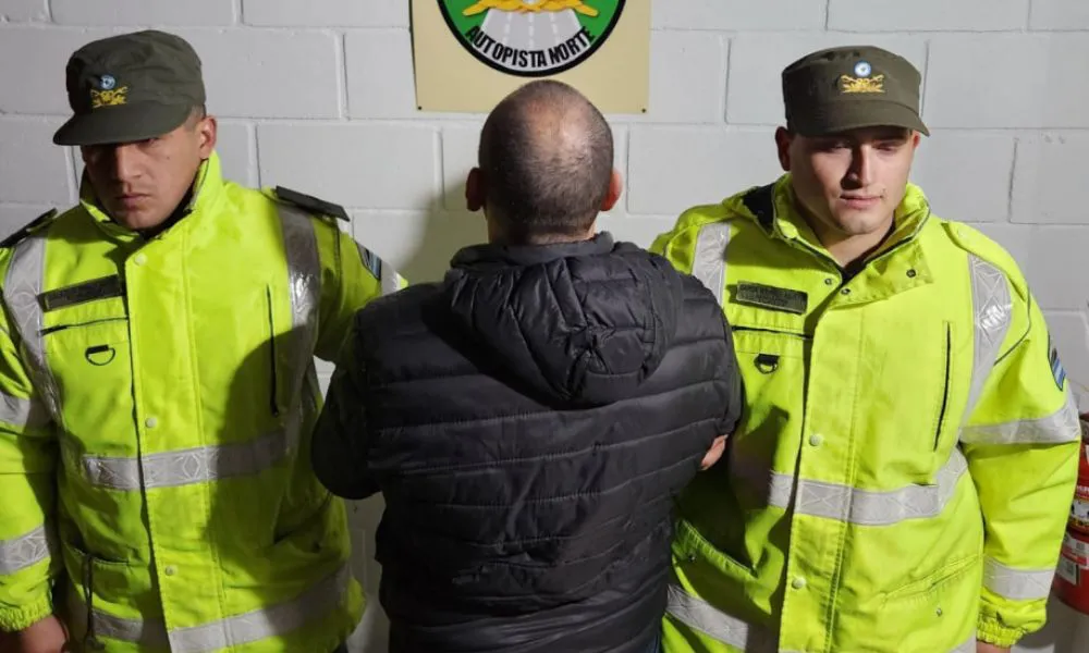 Un pasajero transportaba un arma de fuego y quedó detenido