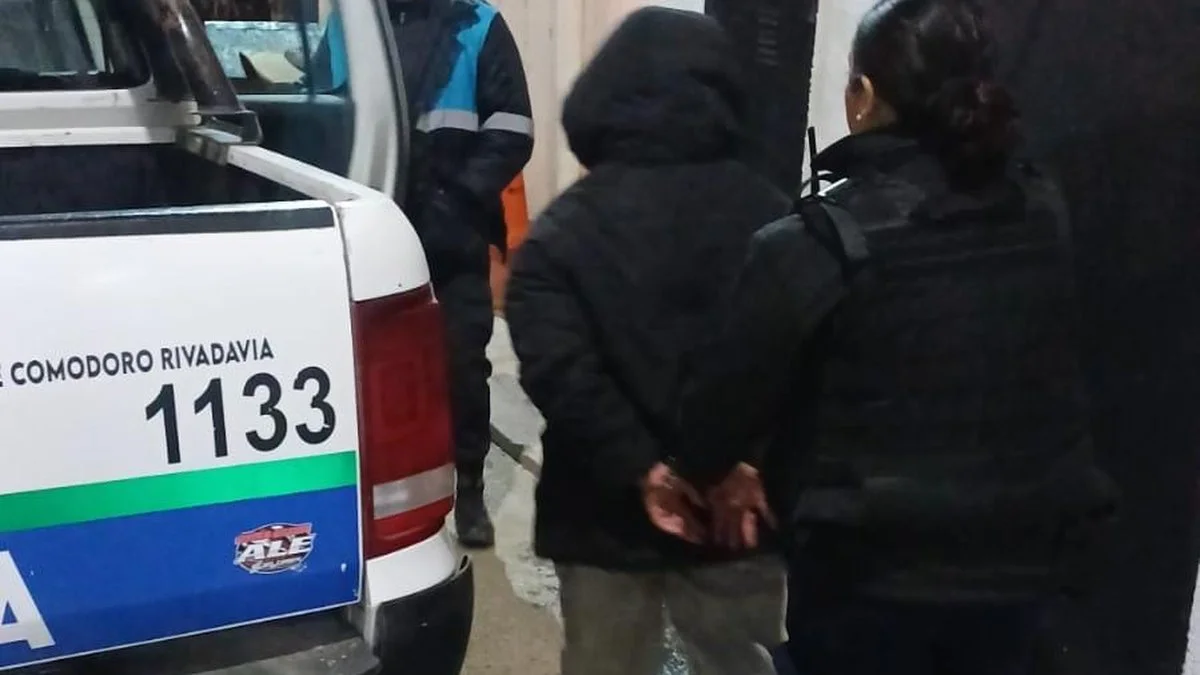 Mujer detenida en un cervecería