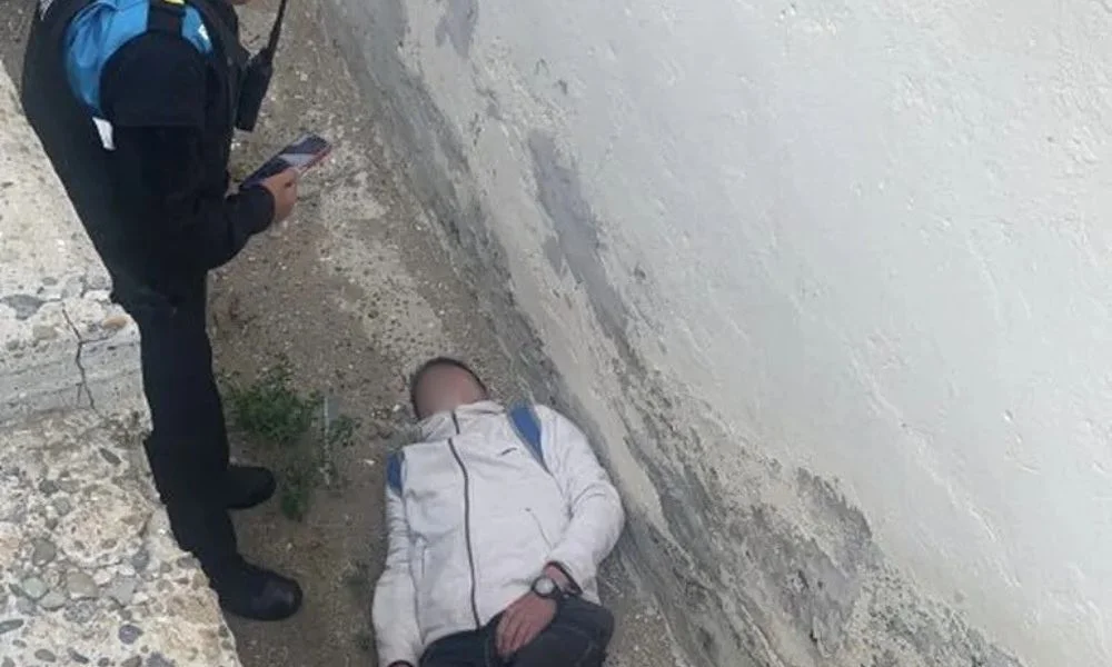 Estaba ebrio y cayó desde un paredón