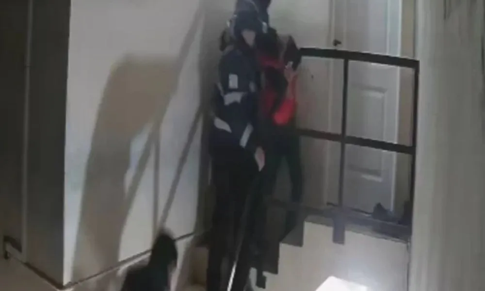 Policías de Santa Cruz golpean a un joven