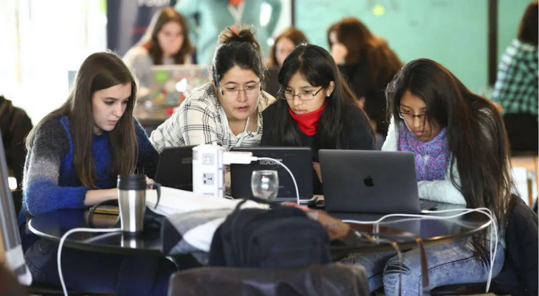 Becas para estudiantes de Tecnología digital.