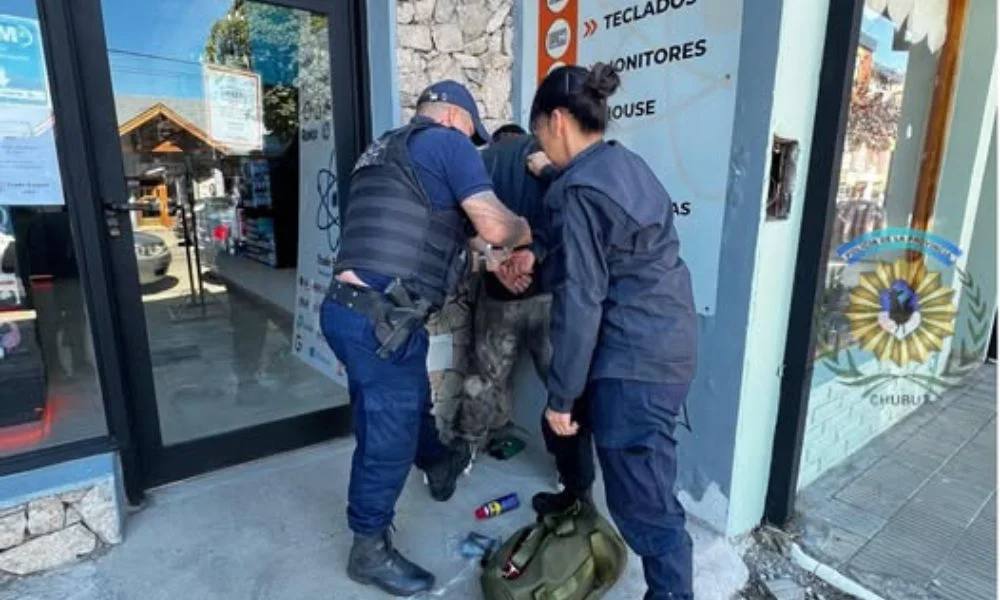Robó en un local y cayó a media cuadra en Esquel