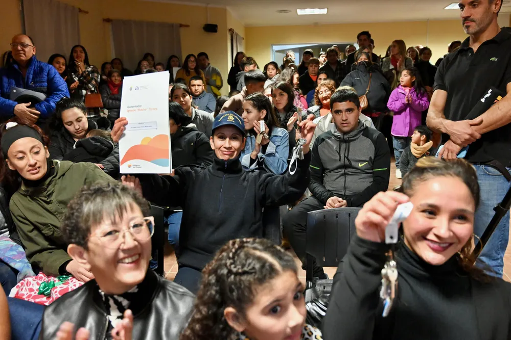 El gobierno entrego viviendas en Tecka