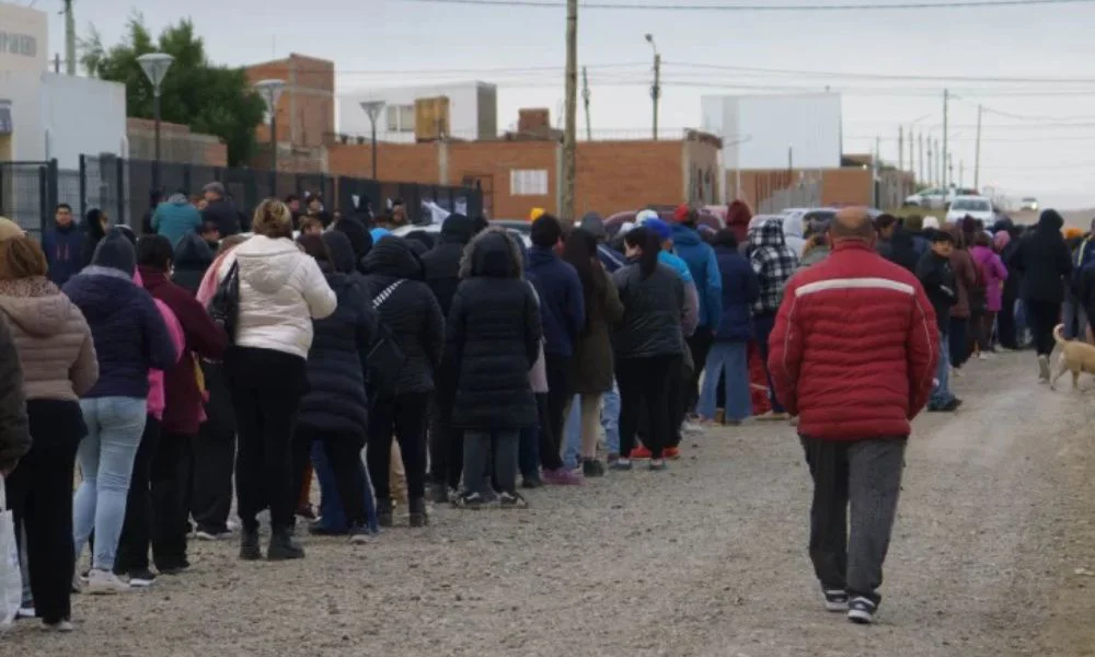 Filas eseprando pescado gratis en Santa Cruz