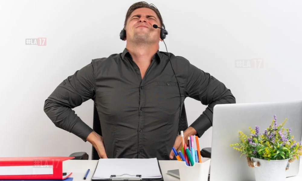 Trabajador sentado con dolor foto ilustrativa fuente Freepik