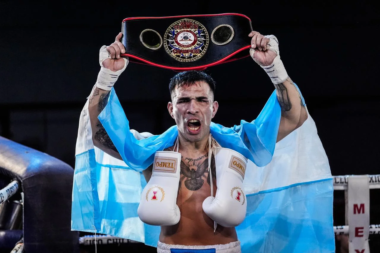 Jónathan Sánchez dio vuelta una pelea exigente y se quedó con el título Fedelatin superwelter. 3