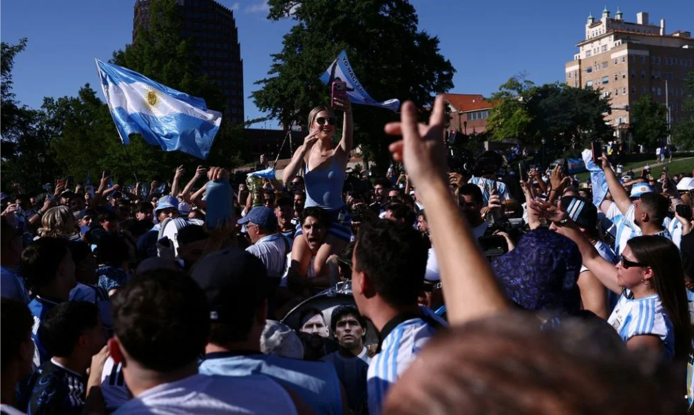 El banderazo reunió a cientos de hinchas antes del cruce con Suiza.