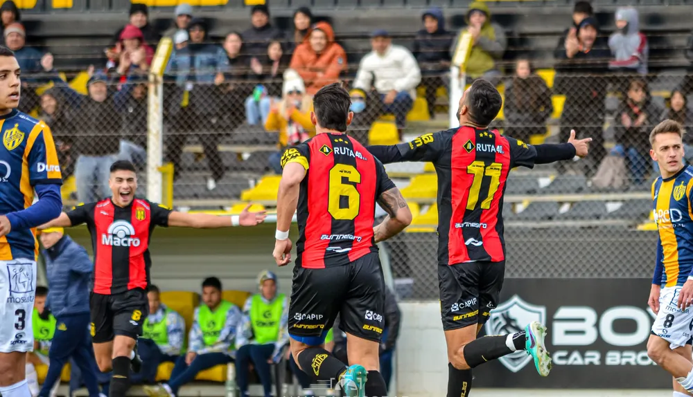 EL AURINEGRO GANÓ EN CASA Y SIGUE A PASO FIRME
