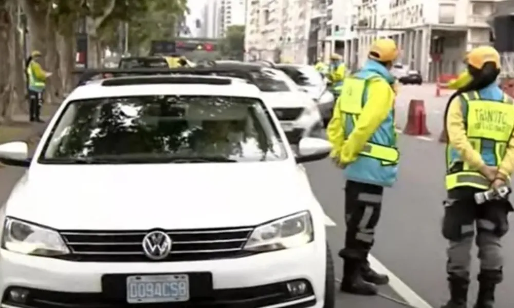 Auto escoltado hasta la embajada rusa