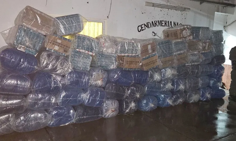 Carga de hojas de coca y cigarrillos abandonada