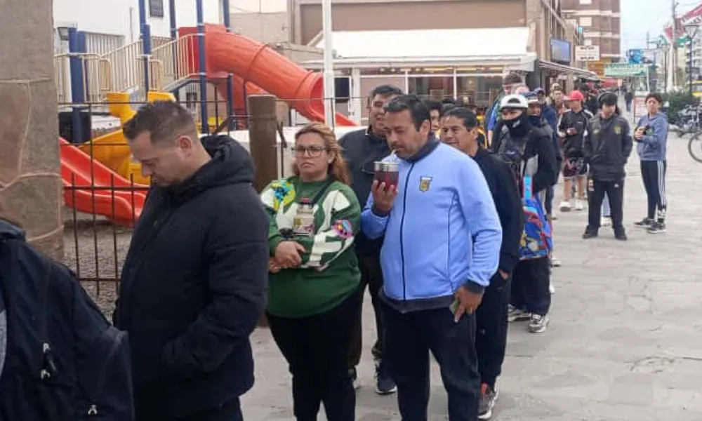 Fila de hinchas que esperan por una entrada para la final del Deportivo Madryn