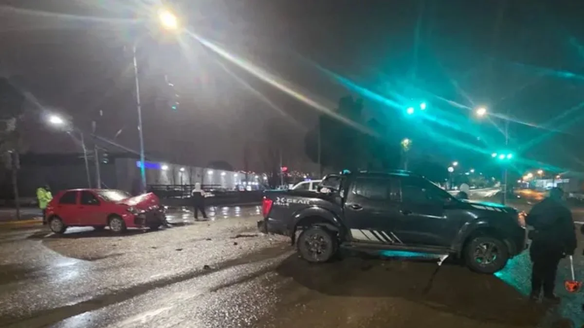 Alcoholizado cruzó en rojo y chocó