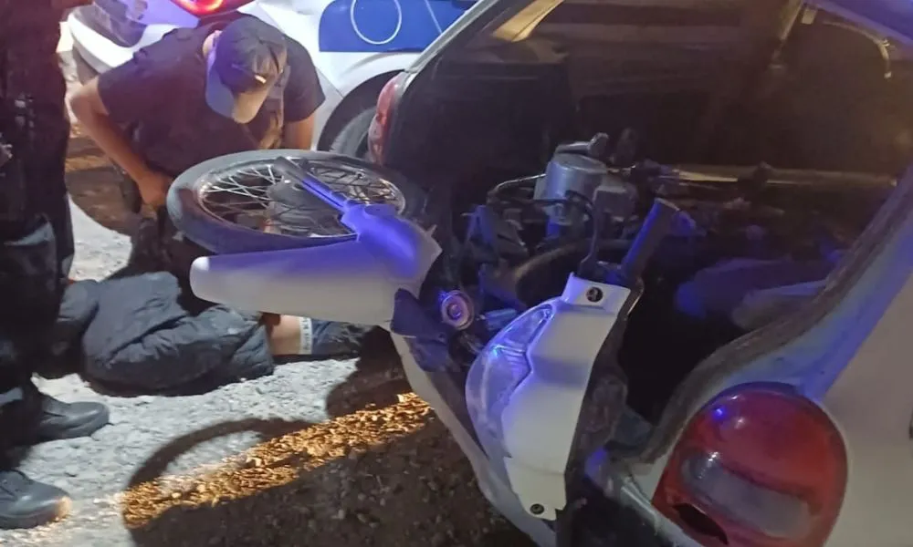Interceptan un auto que trasladaba una moto robada y detuvo al conductor