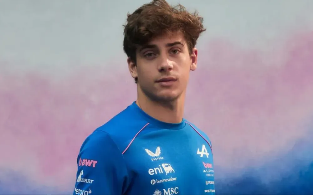 Con Colapinto y Gasly como modelos, la escudería francesa presentó la indumentaria