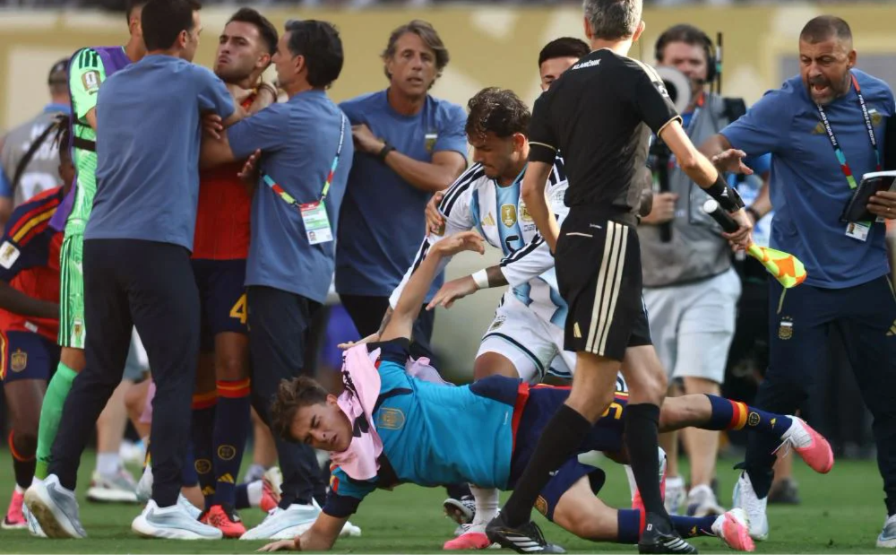 Paredes protagonizó un fuerte cruce cuando el partido ya había terminado.