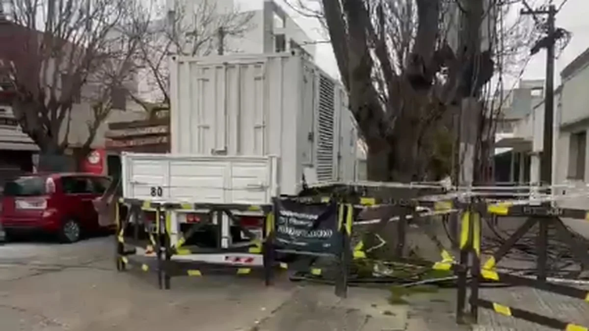 Instalación de grupos electrógenos en La Plata. Foto captura de video X @EDELAP__Oficial
