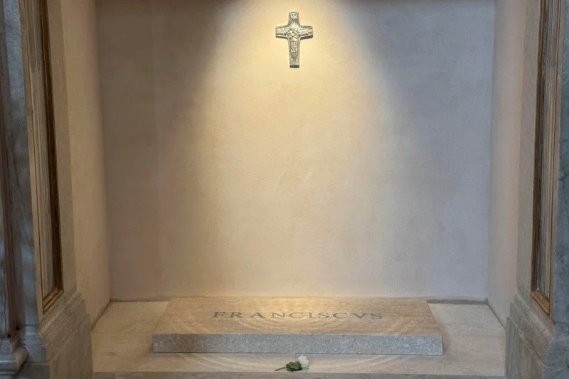 La tumba del papa Francisco en Santa María la Mayor sigue recibiendo miles de visitantes.