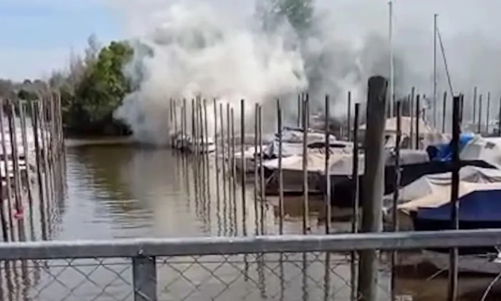 Incendio de embarcaciones