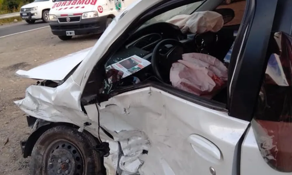 Violento choque entre un remis y una camioneta