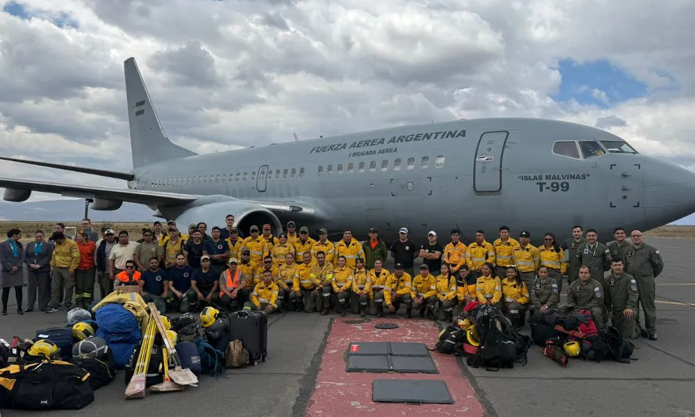 Vuelo de la Fuerza Aérea con brigadistas