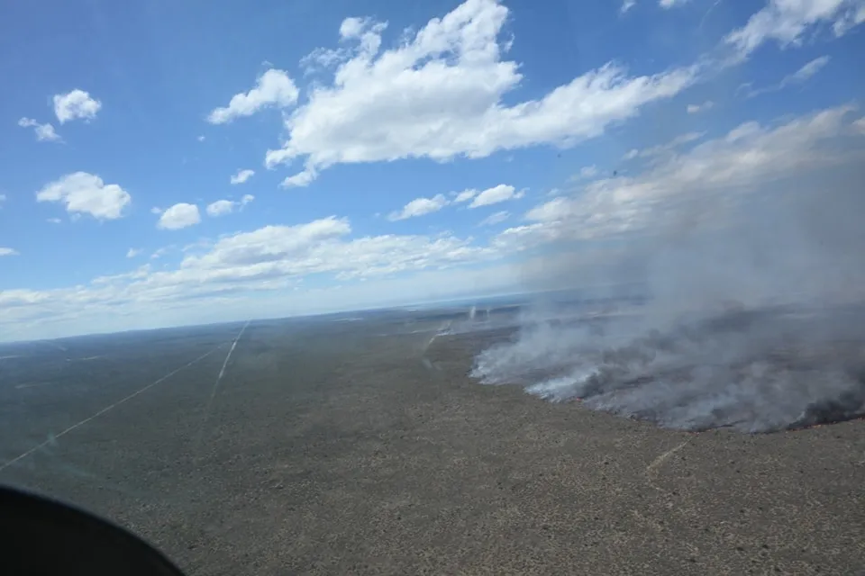 Imágen aérea reciente del incendio de campos en Puerto Lobos