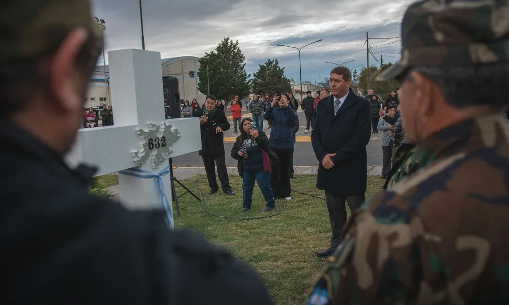 Escultura de la Cruz en Rawson - Acto Malvinas