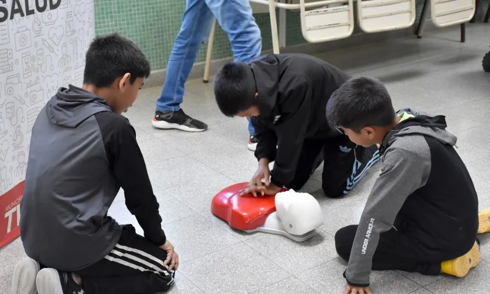Alumnos de la Escuela 216 del barrio INTA incorporan maniobras de RCP