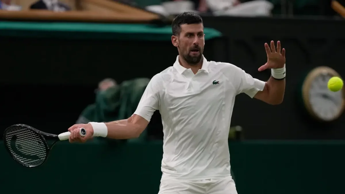 Djokovic, durante su partido ante Tsitsipas.EFE