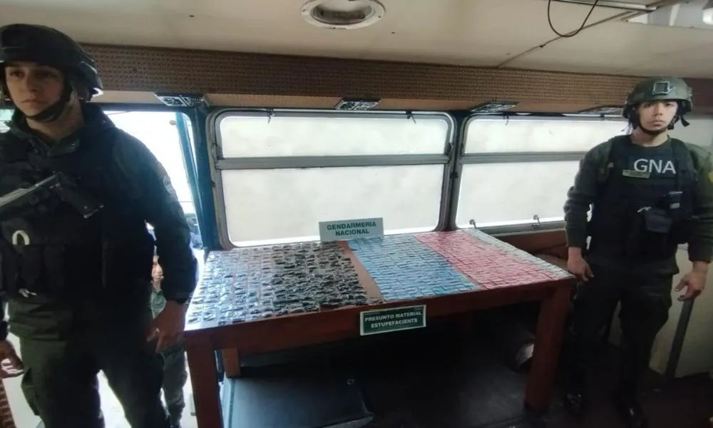 Gendarmes frustraron un pasamanos de droga en el barrio Carlos Gardel y secuestraron más de 600 dosis