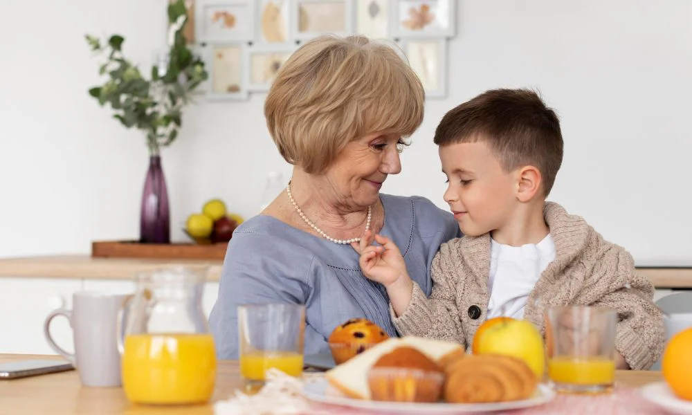 Abuela cuidando al nieto. Foto Magnific