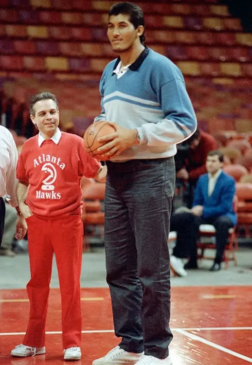 La vida de Jorge González, el Gigante, combina altura extraordinaria, deportes y lucha libre. 2
