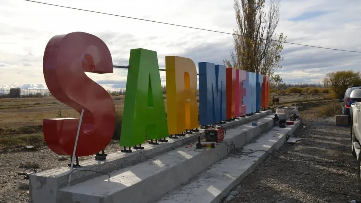 Sarmiento cartel principal con letras corpóreas