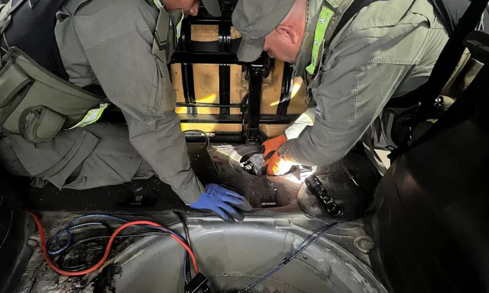 Hallan droga dentro del motor de un auto
