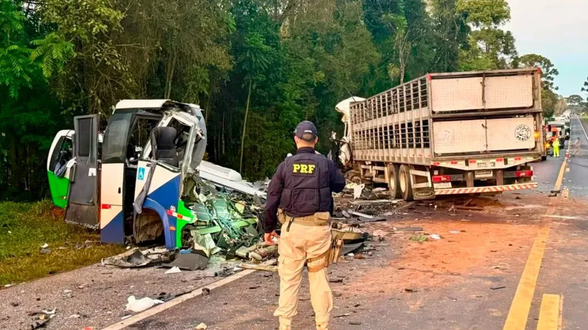 Choque de colectivo y un camión en Brasil