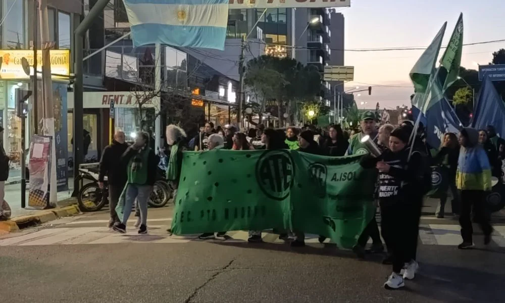 Movilización en Madryn contra el ajuste universitario 3
