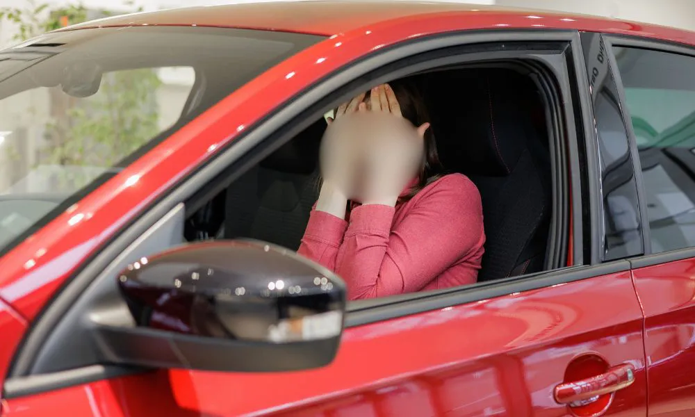Se tapa la cara en auto robado imagen ilustrativa Freepik