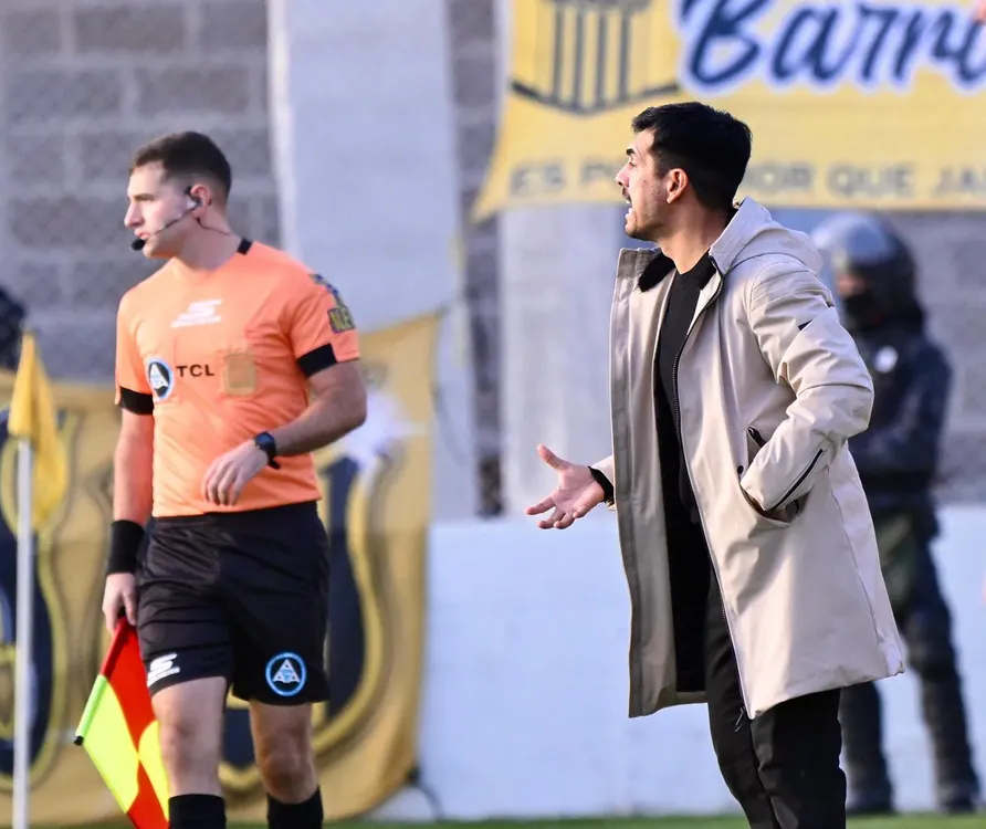 El DT Leandro Gracián ya piensa en el viaje a Salta.