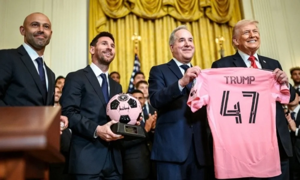 El contexto internacional y político terminó dándole a la escena un significado más amplio.