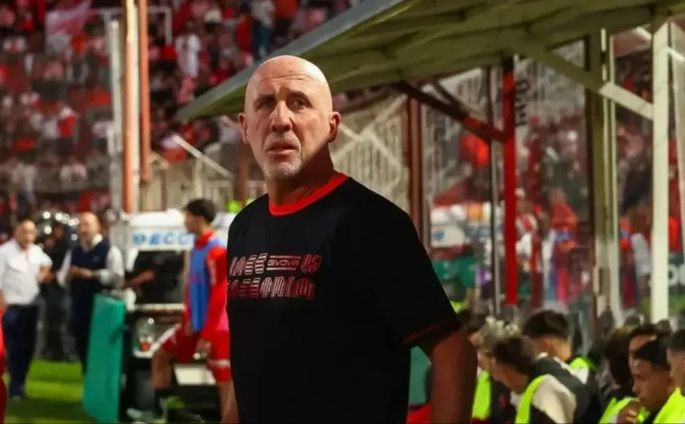 El entrenador deja el cargo tras el arranque con dos derrotas consecutivas