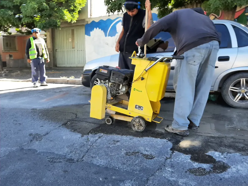Reparan baches en Trelew 1