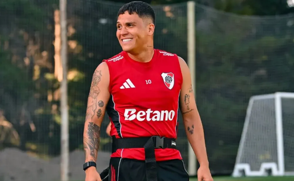 Un cruce distendido entre Juanfer Quintero y Santi Beltrán