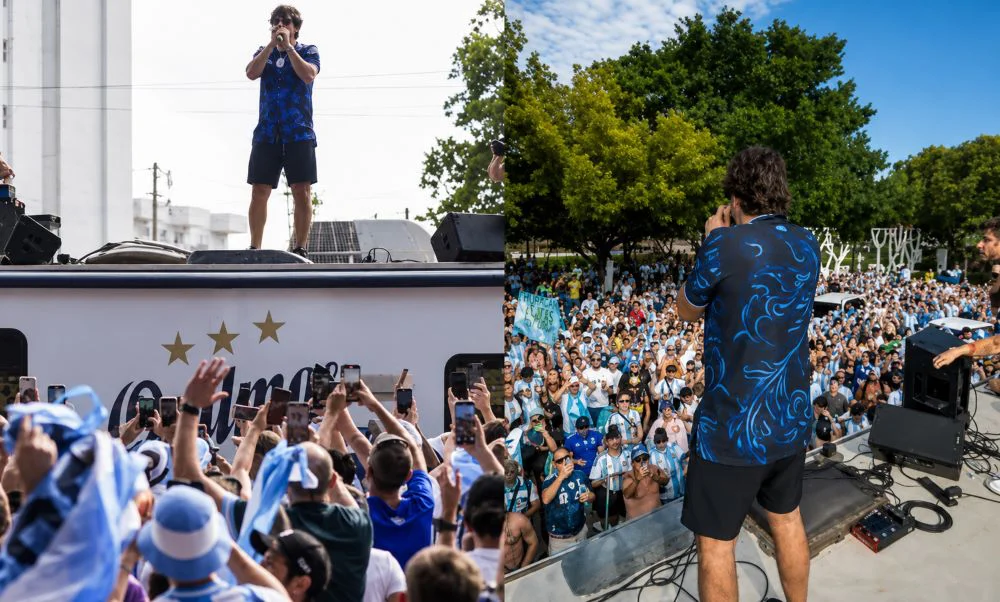 El cantante Ciro Martínez sorprendió a los hinchas con una presentación improvisada sobre un camión.