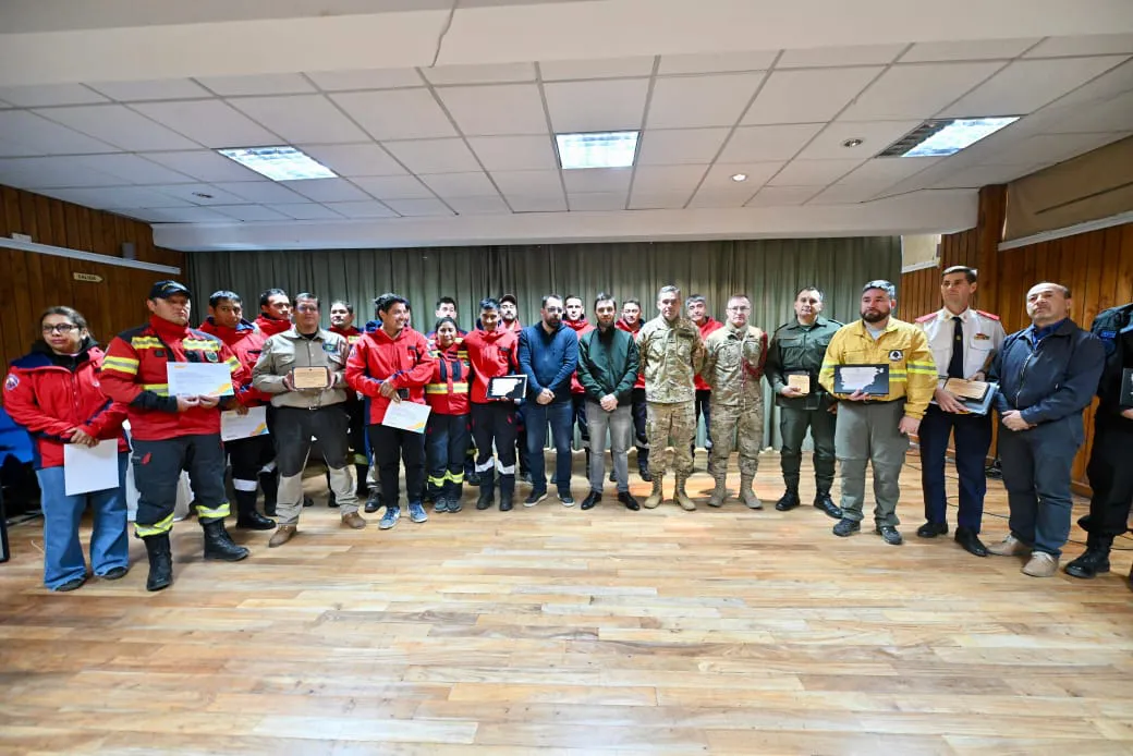 Bomberos y brigadistas reconocidos por el gobernador Torres 1