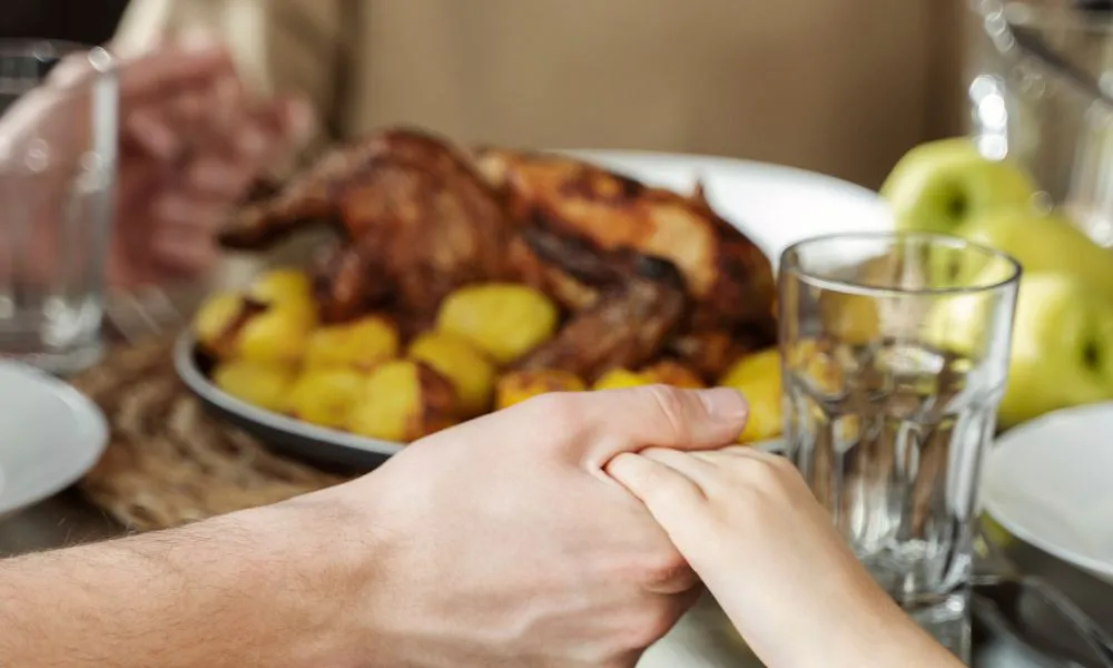 Manos solidarias para cenas de navidad foto Freepik