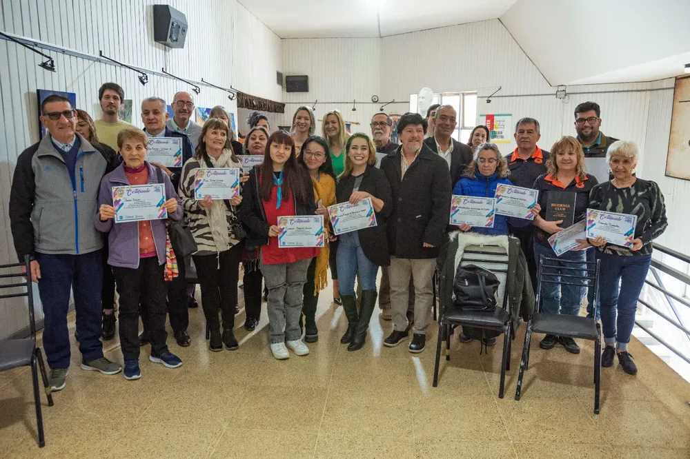 Entrega de certificados a participantes de la Primera Feria Municipal del Libro en Rawson (1)