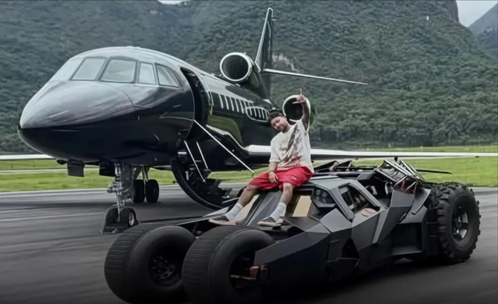 El brasileño sorprendió en redes sociales mostrando su réplica del icónico auto de Batman