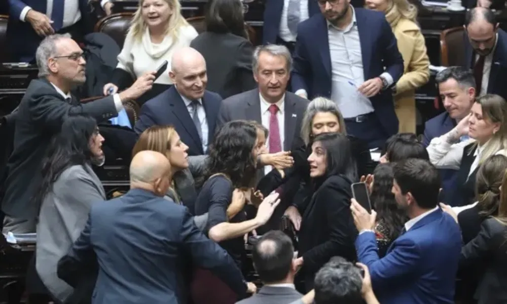 Discusión entre diputados opositores y oficialistas