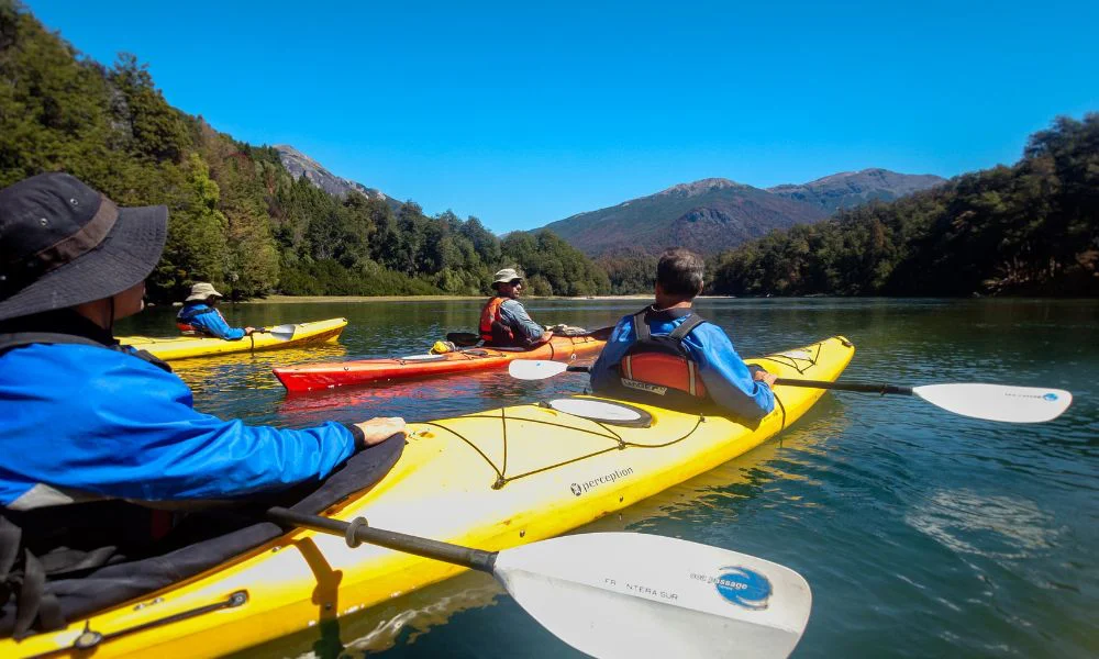Kayaks en la cordillera