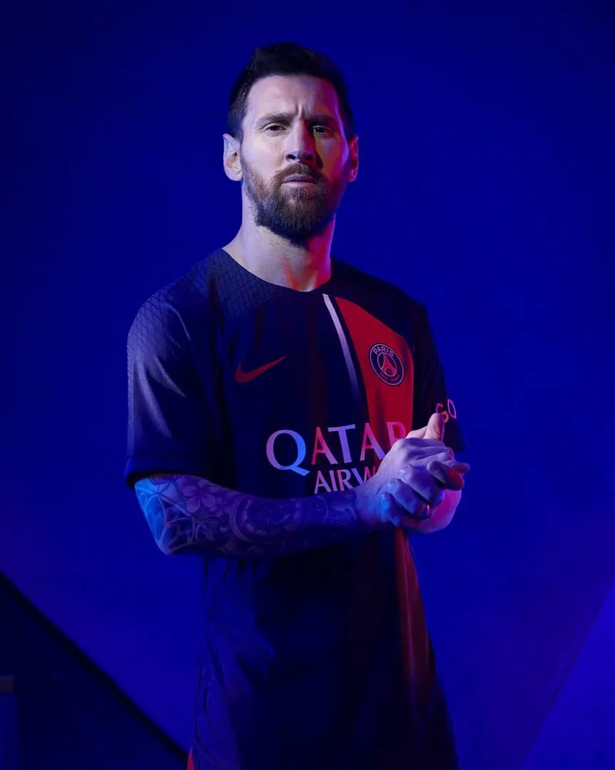 EL PSG, CON MESSI, PRESENTÓ SU NUEVA INDUMENTARIA