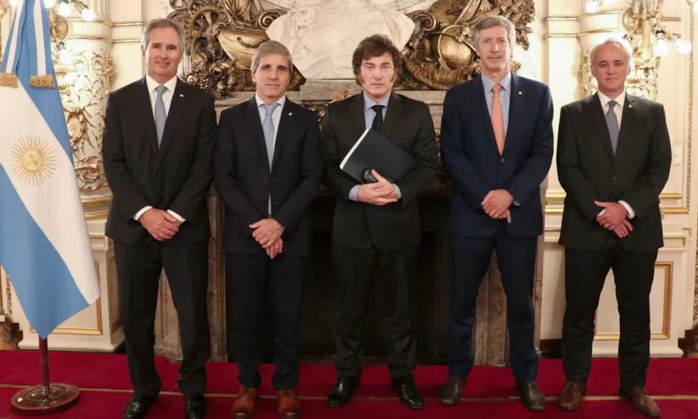 (APA) denunció penalmente al presidente Javier Milei, al ministro de Economía Luis Caputo y al ex titular del BICE, Maximiliano Voss.